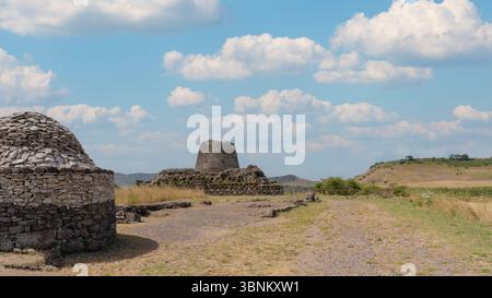 Vista del Nuraghe Santu Antine, torre preistorica in pietra nella campagna del nord Sardegna Foto Stock
