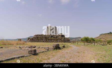 Vista del Nuraghe Santu Antine, torre preistorica in pietra nella campagna del nord Sardegna Foto Stock