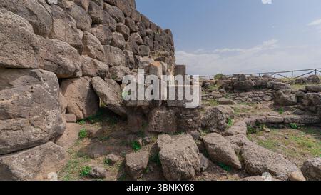 Vista del Nuraghe Santu Antine, torre preistorica in pietra nella campagna del nord Sardegna Foto Stock