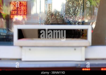 Primo piano della finestra del dipartimento di cassa. Cambio di denaro Foto Stock