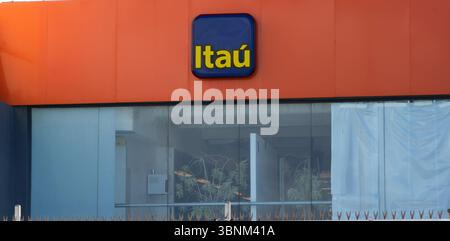 Vista della facciata con il logo di Bano Itau nella città di Salvador, Bahia. Foto Stock