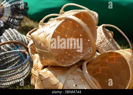 Cesti di vimini a una fiera dell'artigianato. CE ne sono molti, tutti accumulati. Foto Stock