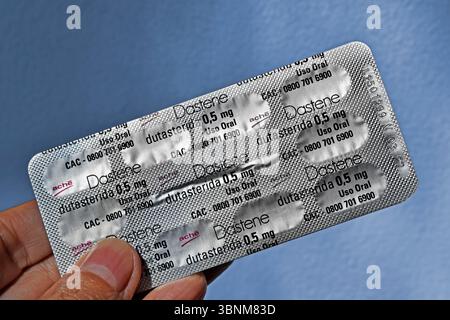 RIO DE JANEIRO, BRASILE - 30 giugno 2025: Mano che regge un blister di dudasteride, un ingrediente utilizzato nel trattamento della perdita di capelli e del cancro alla prostata Foto Stock
