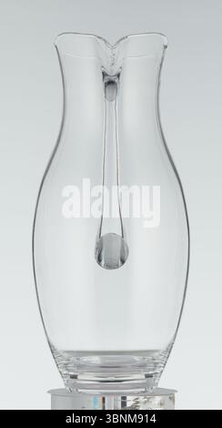 Caraffa di vetro riempita d'acqua Foto Stock