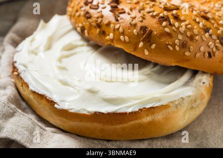 Bagel fatti in casa con formaggio cremoso per colazione Foto Stock