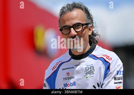 NORTHAMPTON, INGHILTERRA - 3 LUGLIO: Laurent Mekies di Francia e Visa Cash App RB Formula One Team durante le anteprime in vista del Gran Premio di F1 di Gran Bretagna al circuito di Silverstone il 3 luglio 2024 a Northampton, Inghilterra. (Foto di Vince Mignott/Alamy Live News) Foto Stock