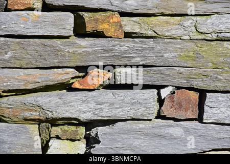 Parete a secco in pietra naturale Foto Stock