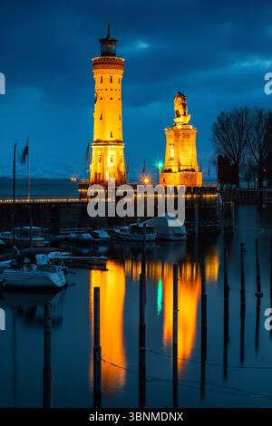 Porto di Lindau sul Lago di Costanza in serata in inverno Foto Stock