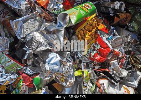 Molti rifiuti di imballaggio provenienti da fogli di alluminio e imballaggi in plastica Foto Stock