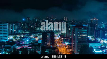 Vista panoramica notturna degli edifici moderni nella parte settentrionale di Quito - Ecuador Foto Stock