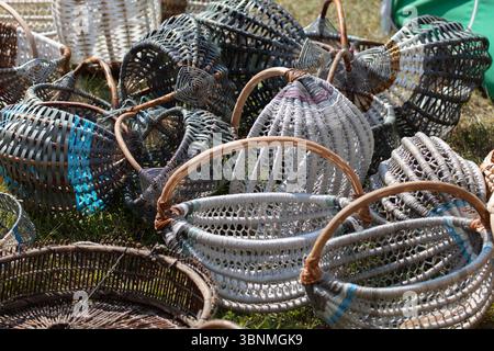 Cesti di vimini a una fiera dell'artigianato. CE ne sono molti, tutti accumulati. Foto Stock