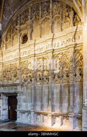 Mur du tresor (muro alla sacrestia) con fregio dei selvaggi (Frise des Sauvages) con bassorilievo del XVI secolo spedizioni in mare in Asia, Africa e America e incontri con i popoli indigeni nella chiesa di Saint-Jacques (Chiesa di San Giacomo) a Dieppe sulla Costa d'alabastro (Cote d'Albätre) nel dipartimento della Senna marittima nella regione francese della Normandia Foto Stock