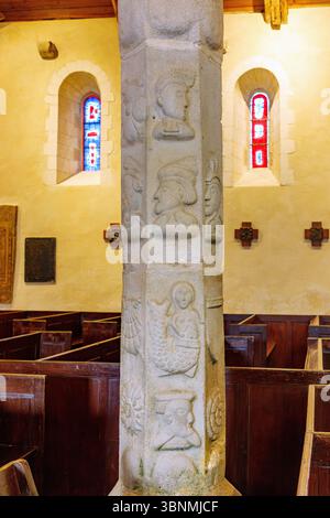 Interno della chiesa Eglise Saint Valery (Saint-Valery) e colonna con rilievi figurativi (a Varengeville-sur-Mer sulla costa di alabastro (Cote d'Albätre) nel dipartimento della Senna marittima nella regione francese della Normandia Foto Stock