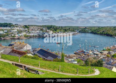 Foto colorate scattate dalla cima di Polruan guardando attraverso l'estuario dell'entroterra verso Fowey e Bodinnick. Una vista fantastica in una bella giornata. Foto Stock