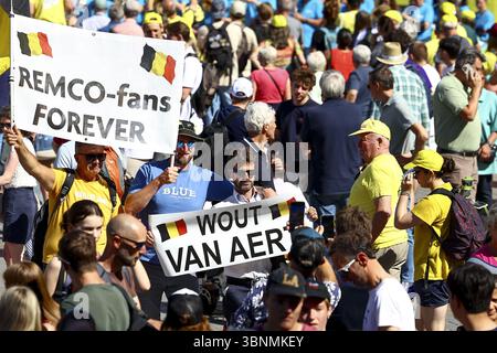 Lille, Francia. 3 luglio 2025. Tifosi fotografati durante la presentazione del team in vista della gara ciclistica Tour de France 2025, a Lille, Francia, giovedì 03 luglio 2025. La 112esima edizione del Tour de France inizia sabato 5 luglio a Lille, in Francia, e termina a Parigi, in Francia, il 27 luglio. BELGA FOTO DAVID PINTENS credito: Belga News Agency/Alamy Live News Foto Stock