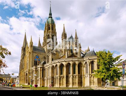 Cattedrale di Notre-Dame di Bayeux nella campagna di Bessin nel dipartimento di Calvados nella regione francese della Normandia Foto Stock