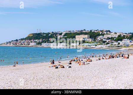 Spiaggia (Plage) di le Havre con vista sul sobborgo di Sainte-Adresse sulla costa di alabastro (Cote d'Albatre) nel dipartimento della Senna marittima nella regione francese della Normandia Foto Stock