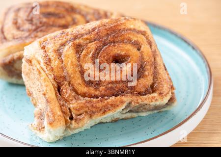 REGNO UNITO. Un'immagine ravvicinata di panini o panini alla cannella su un piatto. Foto Stock