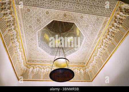 Soffitto in stile moresco magnificamente decorato nel palazzo Dar Ennejma Ezzahra, museo degli strumenti musicali (Centre des Musiques Arabes et Mediterraneenes), nella (medina) città vecchia di Sidi Bou Said, Tunisia Foto Stock
