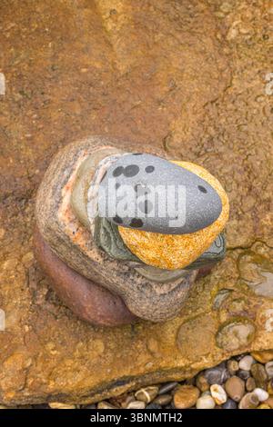 Decorazioni da giardino, arredate in maniera decorativa con fagioli e jetsam, pietre e cuori impilati Foto Stock