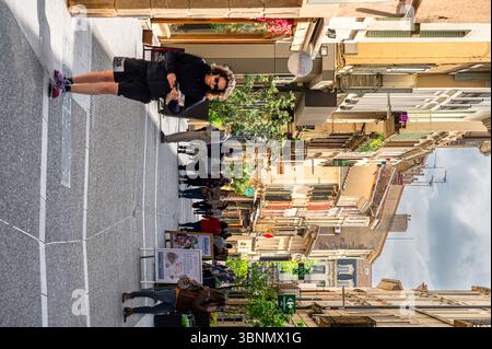 Via dello shopping a Valence all'ora di pranzo Foto Stock