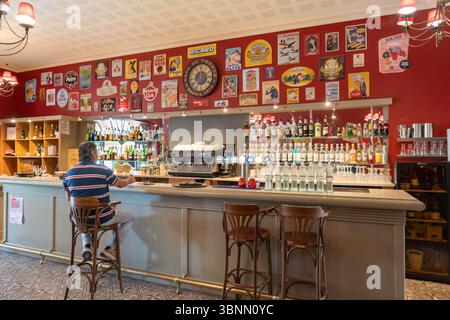 Scena tipica in un bar caffetteria francese Foto Stock