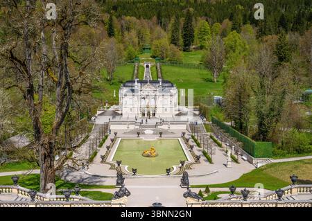 Germania, Baviera, Ammergau, Ettal, distretto di Linderhof, parco del castello con castello di Linderhof Foto Stock