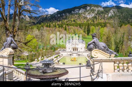 Germania, Baviera, Ammergau, Ettal, distretto di Linderhof, parco del castello con castello di Linderhof Foto Stock