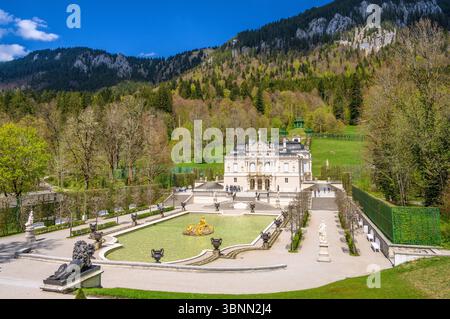 Germania, Baviera, Ammergau, Ettal, distretto di Linderhof, parco del castello con castello di Linderhof Foto Stock