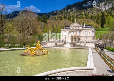 Germania, Baviera, Ammergau, Ettal, distretto di Linderhof, parco del castello con castello di Linderhof Foto Stock