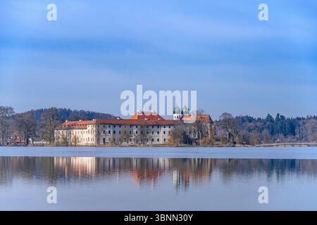Germania, Baviera, Chiemgau, Seeon-Seebruck, Vista dal lido su Klostersee al Monastero di Seeon Foto Stock
