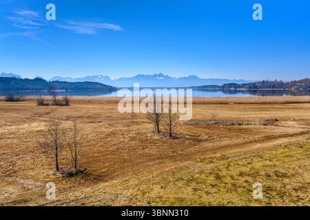 Germania, Baviera, Chiemgau, Eichen am Simssee, Vista dalla torre di osservazione su Simssee verso il massiccio di Wendelstein Foto Stock