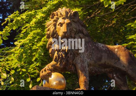 Inghilterra, Somerset, Bath, Royal Victoria Park, Queens Gate Bronze Lion Statue datata 1831 Foto Stock