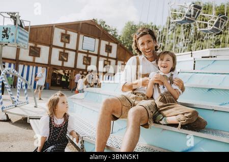 Famiglia in costume tradizionale a un festival popolare Foto Stock
