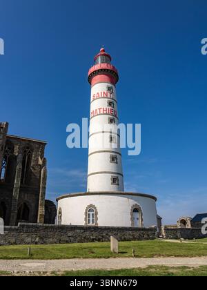 Plougonvelin, Francia - 20 maggio 2025: Il faro di Saint-Mathieu del XIX secolo si trova a Pointe Saint-Mathieu a Plougonvelin, Bretagna, Francia, wi Foto Stock