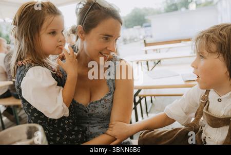 Famiglia in costume tradizionale a un festival popolare Foto Stock