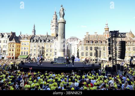 Lille, Francia. 3 luglio 2025. Nella foto durante la presentazione del team in vista della gara ciclistica del Tour de France 2025, a Lille, Francia, giovedì 03 luglio 2025. La 112esima edizione del Tour de France inizia sabato 5 luglio a Lille, in Francia, e termina a Parigi, in Francia, il 27 luglio. BELGA FOTO DAVID PINTENS credito: Belga News Agency/Alamy Live News Foto Stock