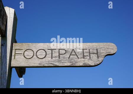 cartello per il sentiero in legno. segnaletica per il sentiero pubblico sul sentiero costiero Foto Stock