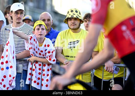 Lille, Francia. 3 luglio 2025. Tifosi fotografati durante la presentazione del team in vista della gara ciclistica Tour de France 2025, a Lille, Francia, giovedì 03 luglio 2025. La 112esima edizione del Tour de France inizia sabato 5 luglio a Lille, in Francia, e termina a Parigi, in Francia, il 27 luglio. BELGA PHOTO JASPER JACOBS credito: Belga News Agency/Alamy Live News Foto Stock