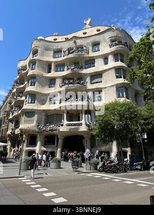 Barcellona, Spagna, 9 maggio 2022, Casa Milà conosciuta anche come la Pedrera, si distingue nel paesaggio urbano di Barcellona, mostrando la brillantezza di Gaudí. Foto Stock