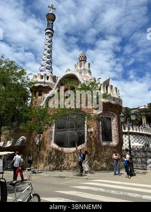 Barceluona Spagna, 7 maggio 2022, Una splendida vista dell'architettura simile al pan di zenzero di Park Güell sotto un cielo azzurro e luminoso. Foto Stock