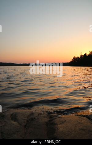 Tramonto sul lago Meiko a Kirkkonummi, Finlandia. Foto Stock