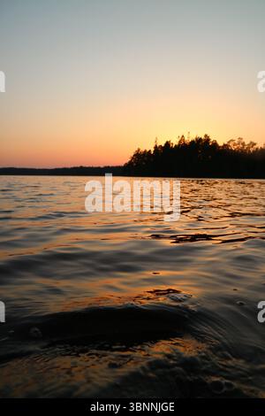 Tramonto sul lago Meiko a Kirkkonummi, Finlandia. Foto Stock