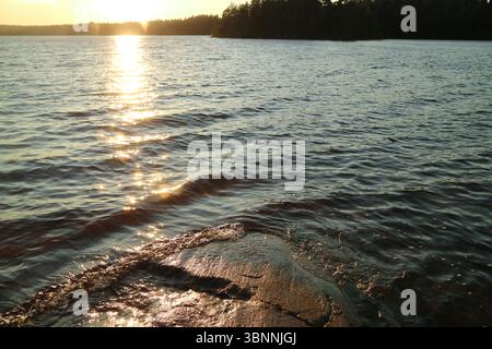 Tramonto sul lago Meiko a Kirkkonummi, Finlandia. Foto Stock