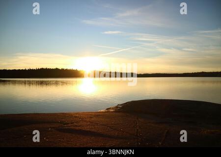 Tramonto sul lago Meiko a Kirkkonummi, Finlandia. Foto Stock