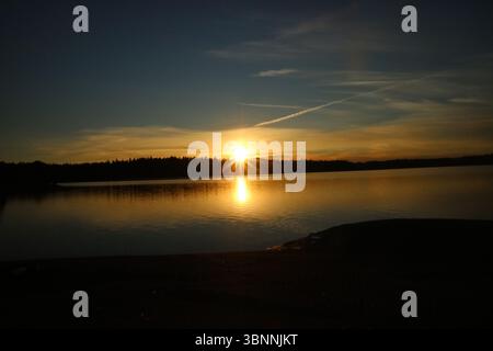 Tramonto sul lago Meiko a Kirkkonummi, Finlandia. Foto Stock