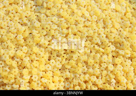 Piccola pasta stellina a forma di stella per la consistenza o lo sfondo della zuppa. Foto Stock