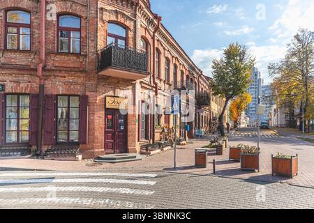 Minsk, via Rakovskaya. Vecchia casa in mattoni con balconi. Negozio al primo piano. Foto Stock