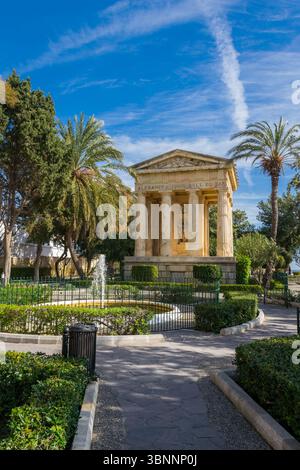 La Valletta, Malta - 9 febbraio 2024: Giardino pubblico Lower Barrakka con fontana e monumento a Sir Alexander Ball nel centro storico di la Valletta Foto Stock