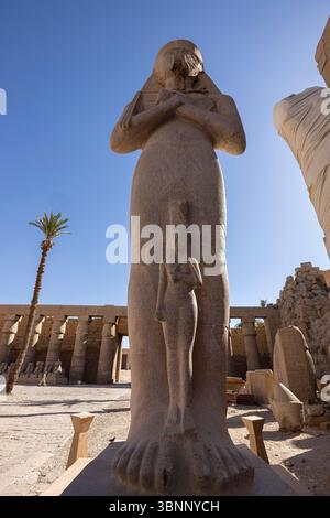 Tempio di Karnak, statua colossale di Panejem (ramses II, ramses II) presso la grande corte, Luxor, Egitto, Nord Africa, Africa Foto Stock